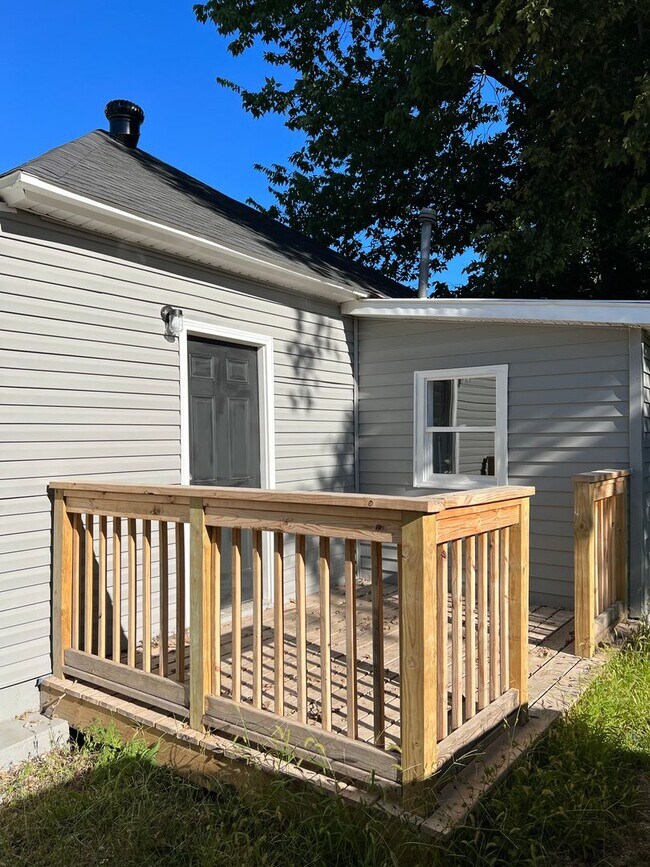 Building Photo - Available Now 2 bedroom 1 bath home