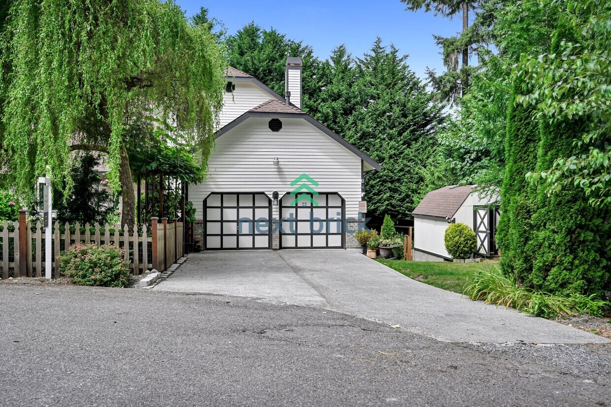Primary Photo - A fabulous 3 bedroom and 3.5 bathroom house
