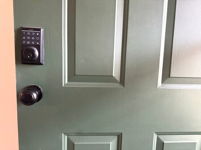 Foto del edificio - Freshly Painted 1 bed 1 bath with new floors located in a pretty wooded setting