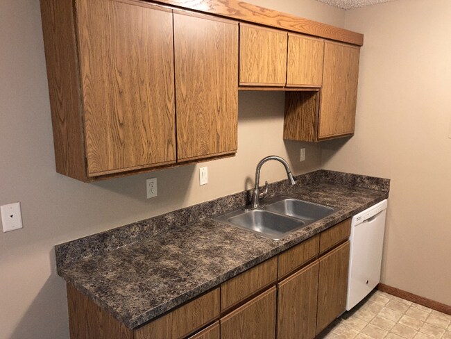 Foto del edificio - 5100 Emerald Dr