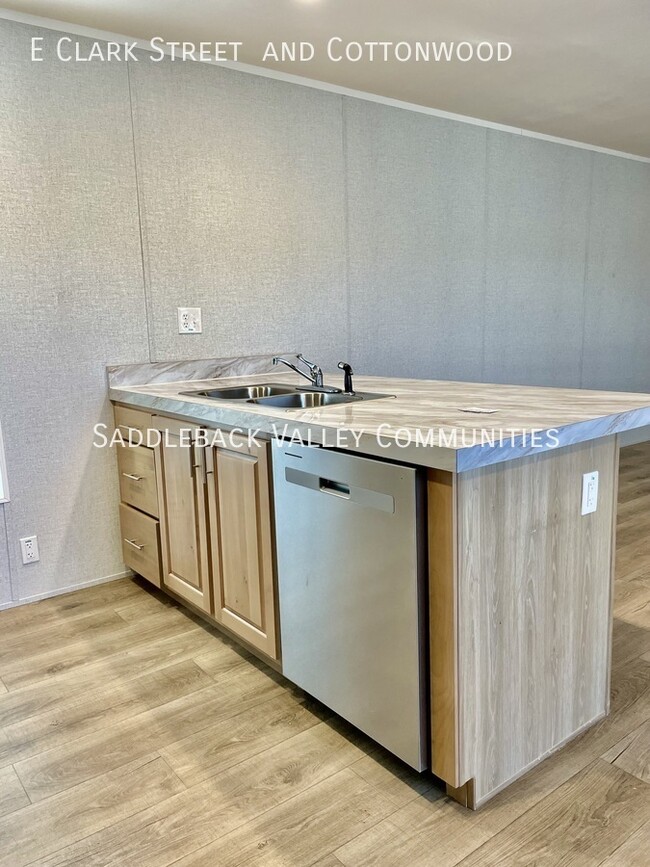 Building Photo - Modern 3 Bed 2 Bath For Rent!