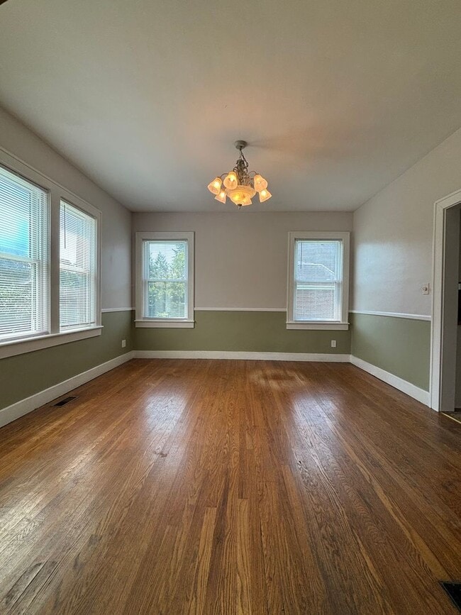 Building Photo - 104 Fairway Dr