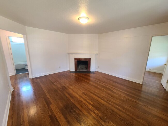 Building Photo - Beautiful 3 Bedroom House looking for a ne...
