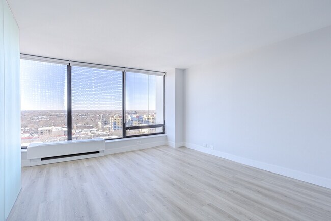 Building Photo - 5445 N Sheridan Rd