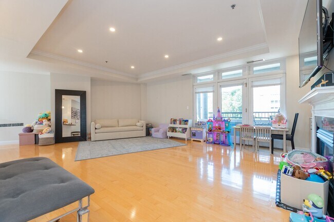 Building Photo - Charming 3 Bedroom-No Broker Fee