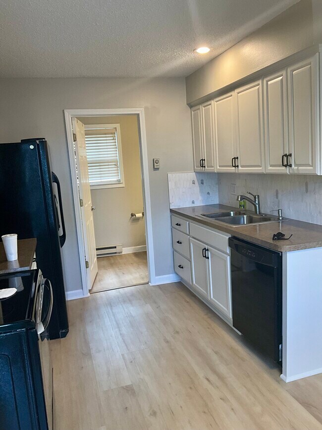 Kitchen - 27796 Reo Rd