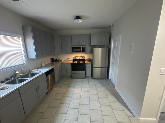Foto del edificio - Room in House on Campbellton Rd SW