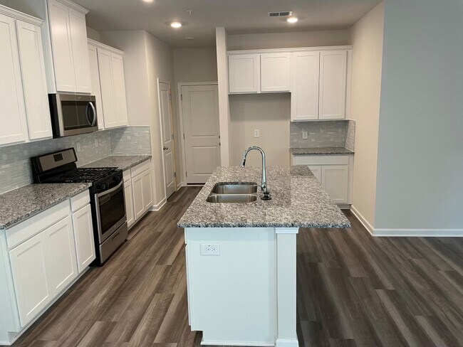 Large Kitchen with Stone Counters, Tile Backsplash & Pantry. - 1082 Arrowlake Rd