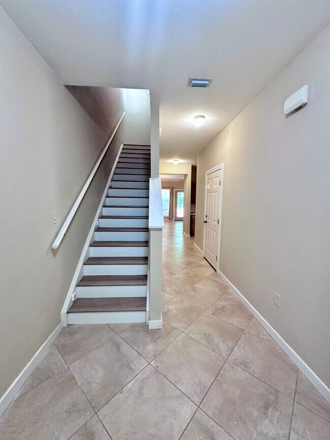 Foto del edificio - 50% OFF 1ST MONTH RENT ----- Adorable 3B/2.5B Unfurnished Townhome located in Twin Lakes Neighbor...