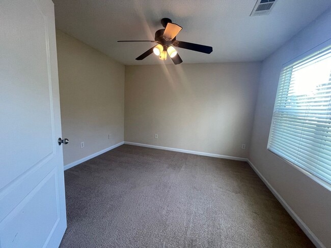 Foto del edificio - PRE-LEASING FOR AUGUST 2026 WITH 50% OFF D...