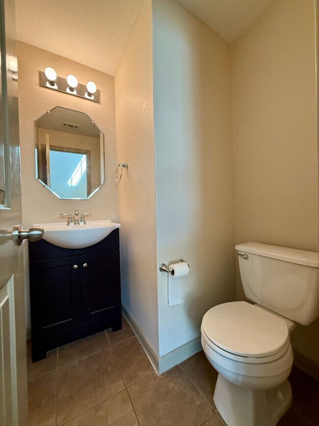 Building Photo - Beautiful 3 bedroom, 2.5 bathroom in Avery...