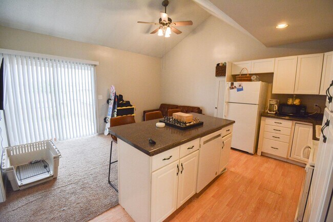 Foto del edificio - Adorable 2 bedroom home with garage just b...