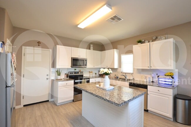 Building Photo - 17901 N Vera Cruz Ave
