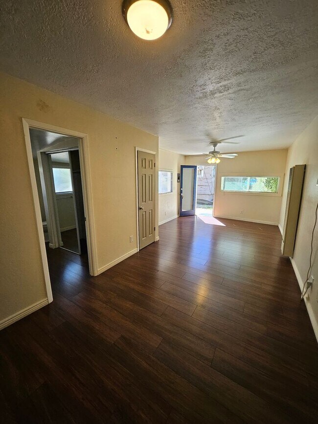 Foto del edificio - 911 Fruit Ave NW