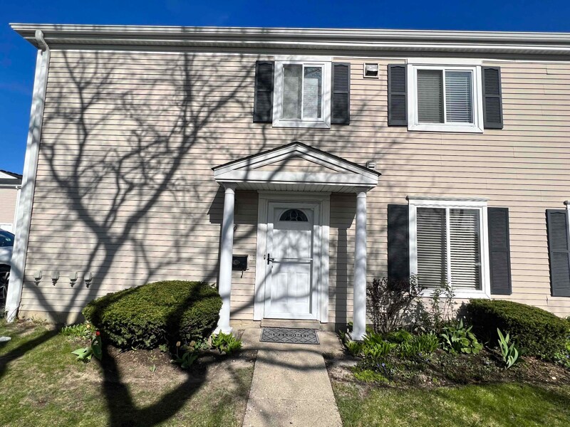 Foto principal - 600 E Old Willow Rd