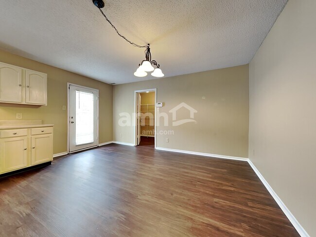 Foto del edificio - 10215 Noble Ct