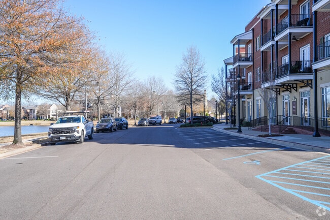 Building Photo - The Avenue Condominiums