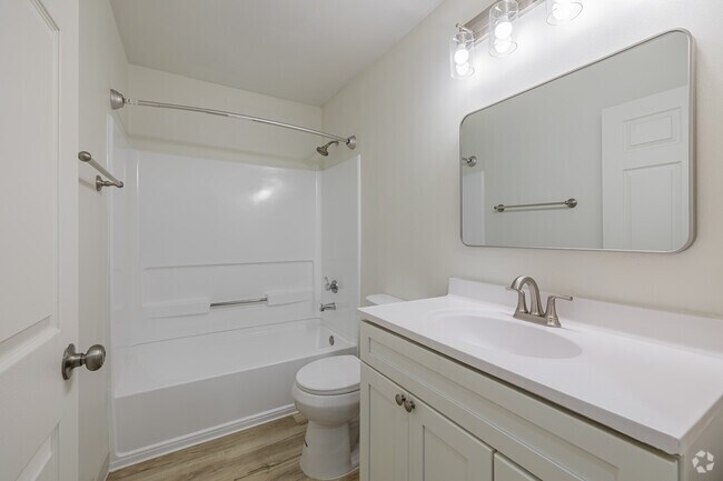 2 habitaciones, 2 baños - 839 pies cuadrados - Segundo baño - West Main At The Park