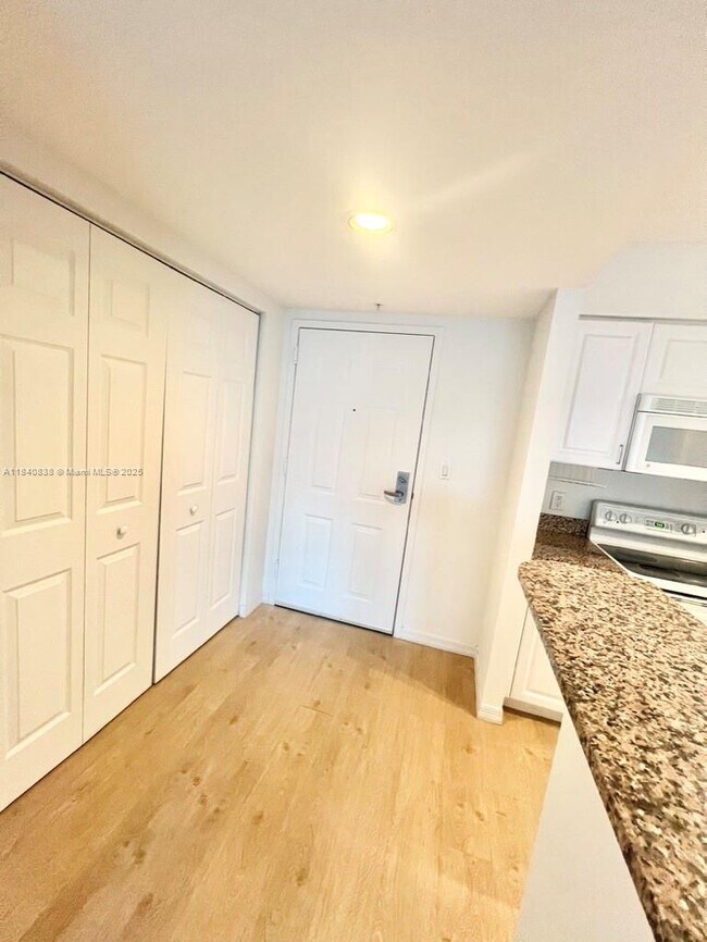 Building Photo - 1155 Brickell Bay Dr