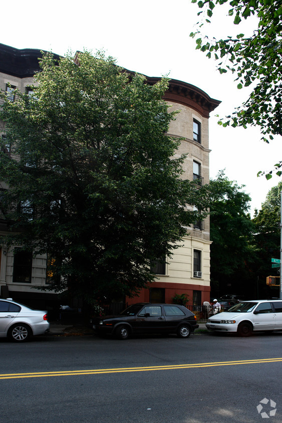 Building Photo - 405 6th Ave