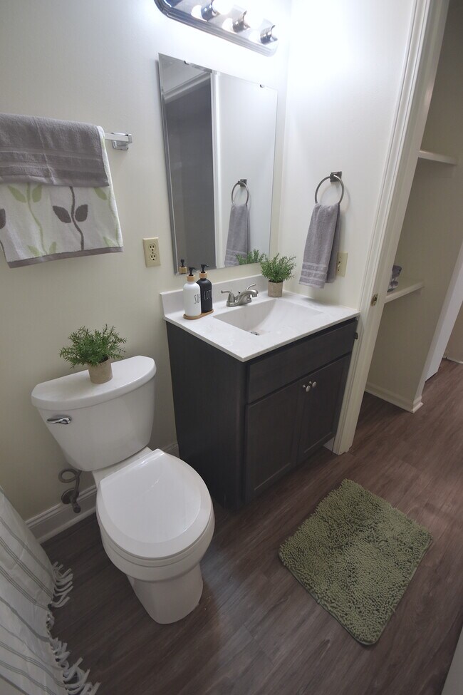 2 dormitorios con baño en el jardín - Waveland Place Apartments