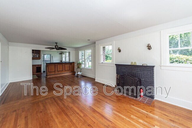 Building Photo - 25 8th Ave
