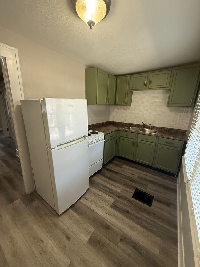 Building Photo - One bedroom available for an immediate mov...