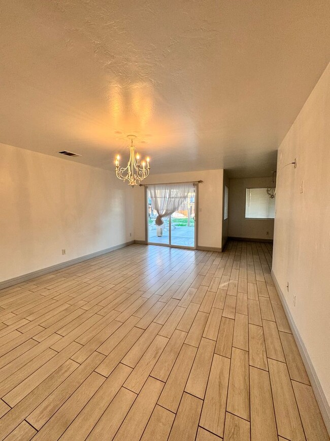 Foto del edificio - Beautiful remodeled 4 bd 2.5 ba 2 Story in...