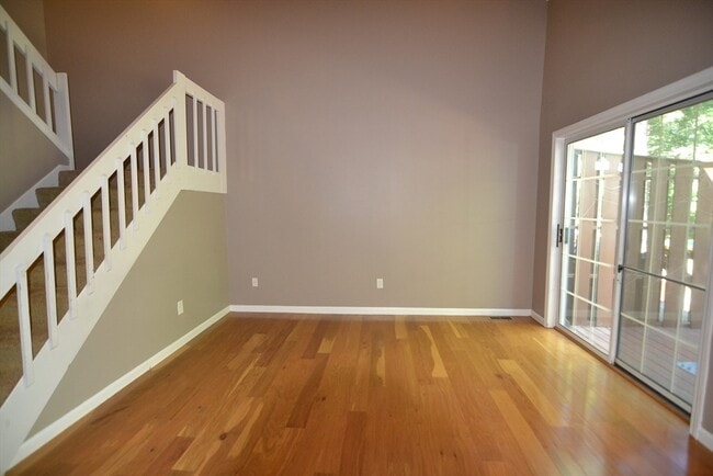 Building Photo - 31 E Bluff Rd