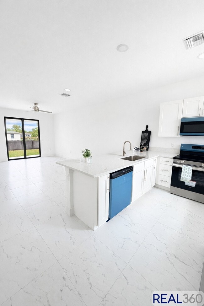 Foto del edificio - 2416-2418 Xelda Ave N