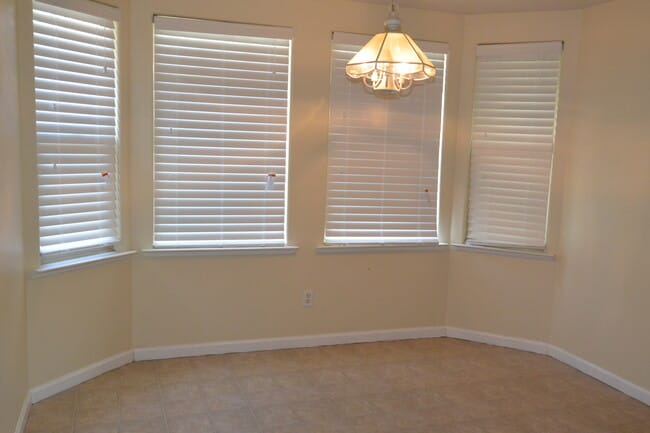 Building Photo - 3 bedroom 2 bathroom home in South East Vi...