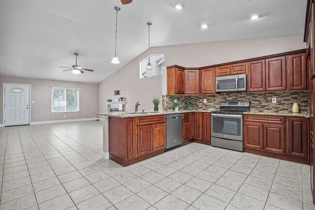Foto del edificio - 4 Bedroom Single Family Home!
