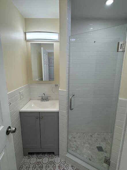 Building Photo - 566 Newark Ave