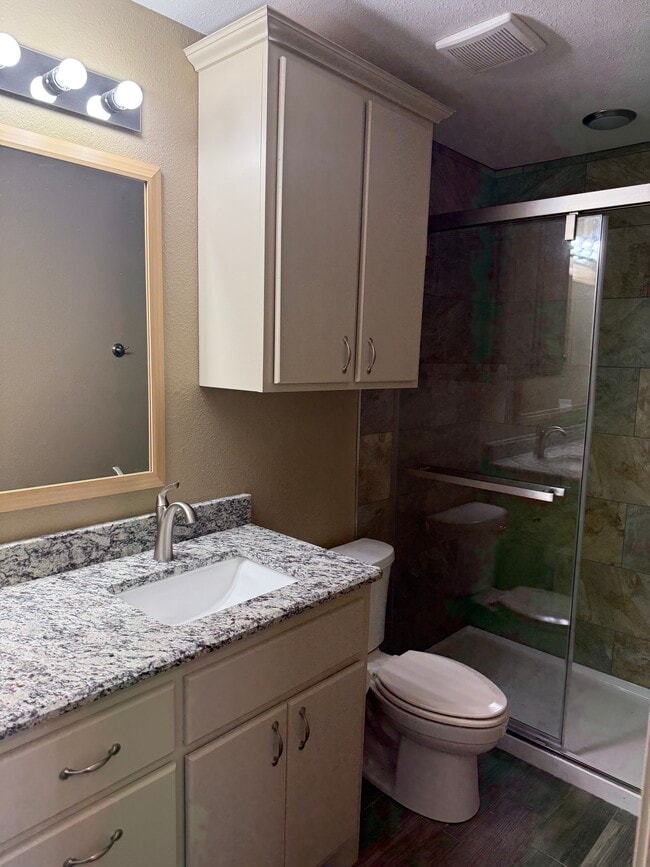 Baño - 2033 Shelton St