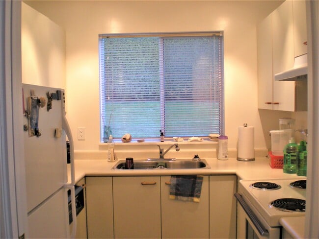 Bright sunny kitchen - 120 Finholm St N