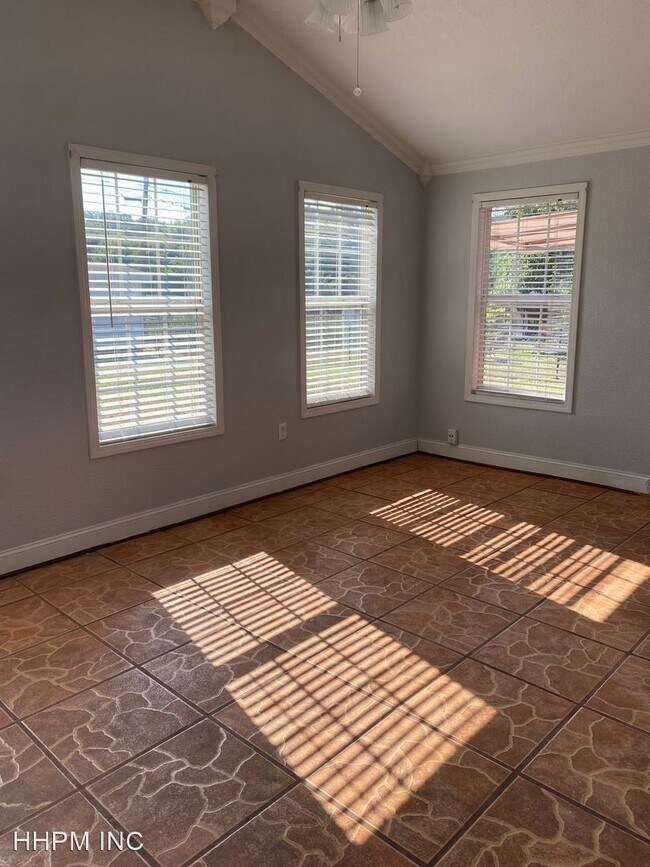 Building Photo - 3 br, 2 bath House - 525 East Lakeside Drive