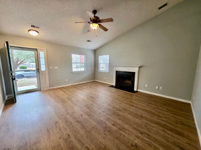 Foto del edificio - Charming 3 bedroom with fenced in yard - Tall Pines - Ladson