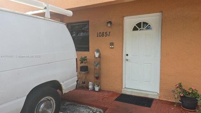 Foto del edificio - 10851 SW 6th St