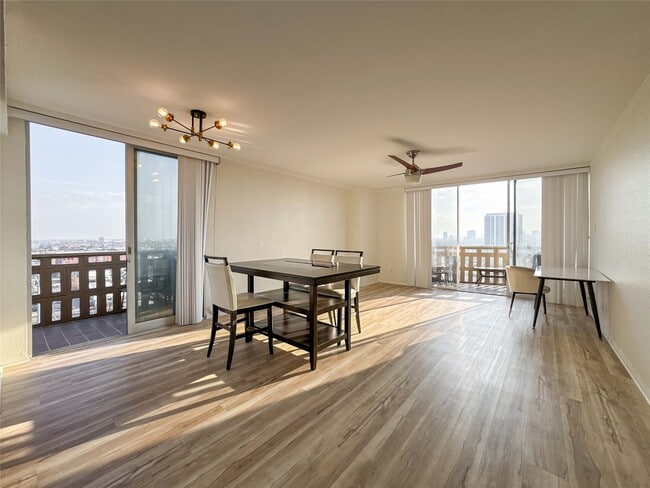 Building Photo - 2016 Main St