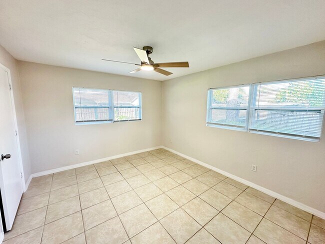 Building Photo - ** CENTRAL NAPLES ** 2 BED / 2 BATH HOME - NO HOA - PETS OK ** ANNUAL **