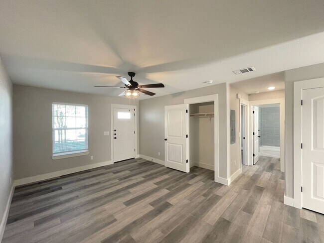 Building Photo - Modern 2 Bedroom 1 Full Bath Duplex!