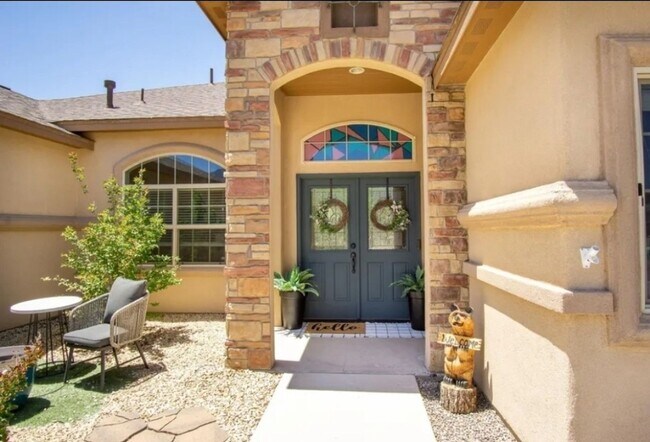 Building Photo - Beautiful 4 Bedroom 3 Bath Home
