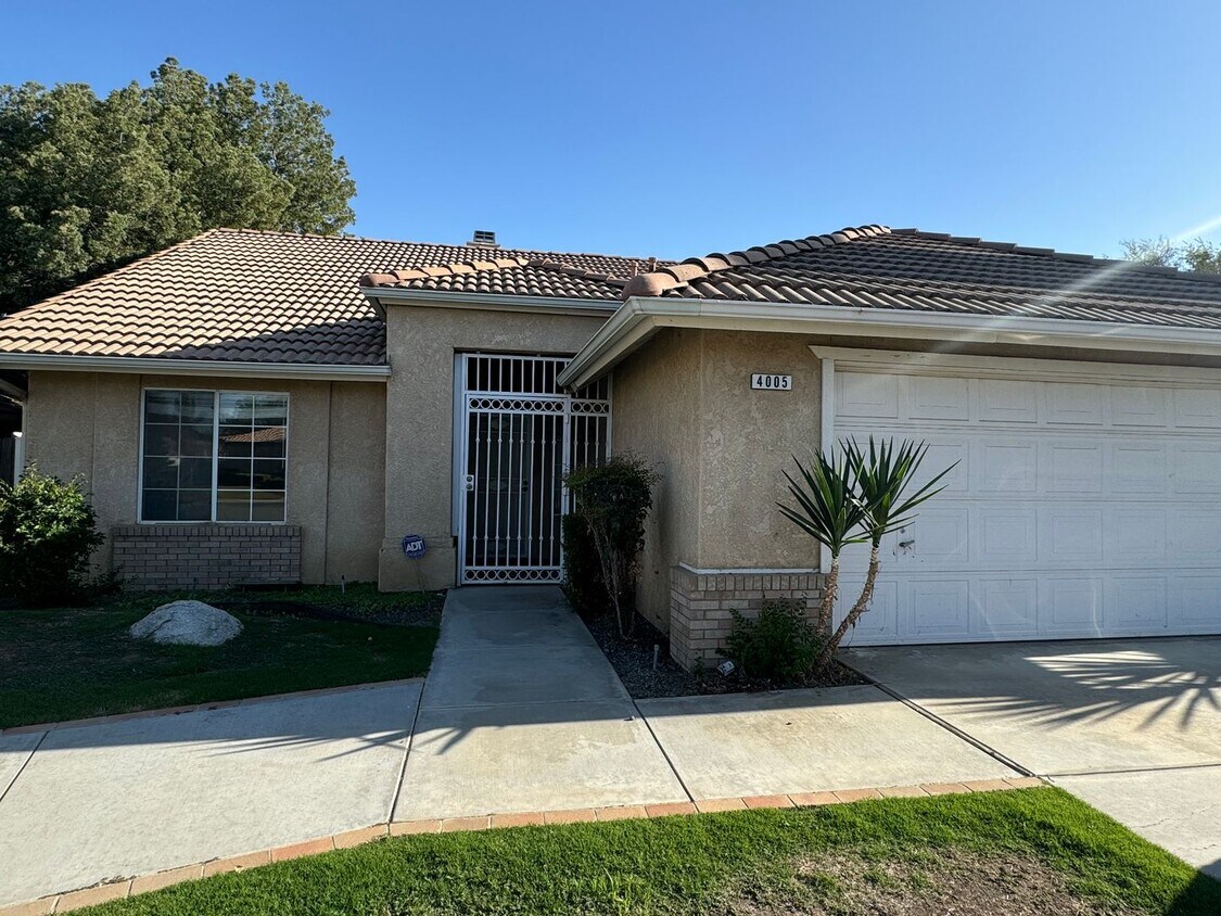 Primary Photo - Spacious Home in SW Bakersfield!