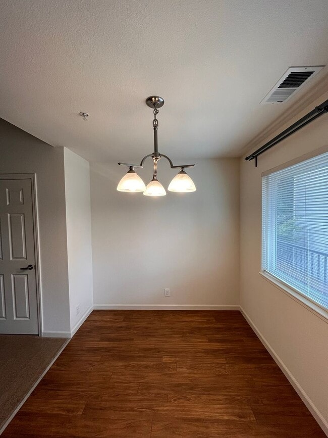 Building Photo - Spacious 2BD/2BA Apartment With Private Ba...