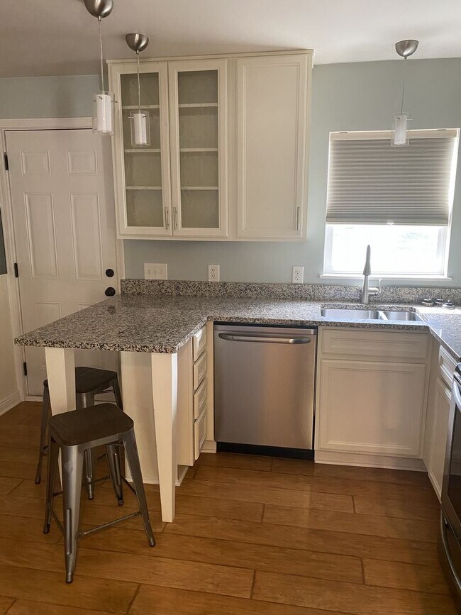 Building Photo - Charming Clarkston 2 bedroom with a view