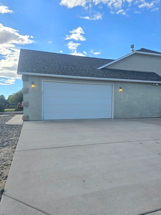 Building Photo - 1335 Monument Ct