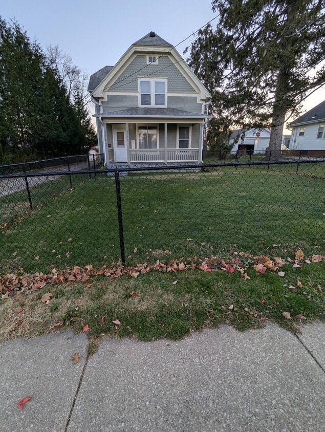 Primary Photo - 2015 Johnson Ave NW