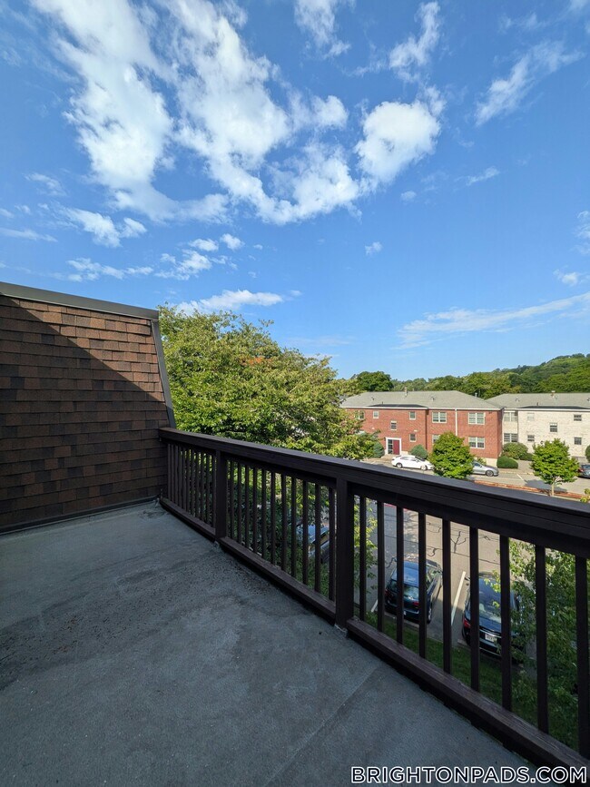 Building Photo - 142 Kenrick St