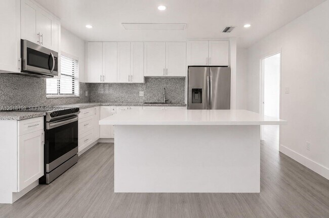 Building Photo - 1815 NE 154th St