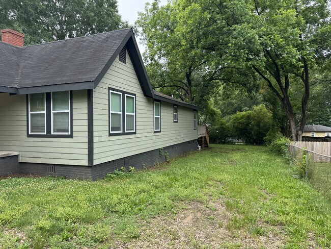 Building Photo - 906 Skyland St
